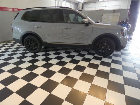 Used 2023 Kia Telluride AWD image 4