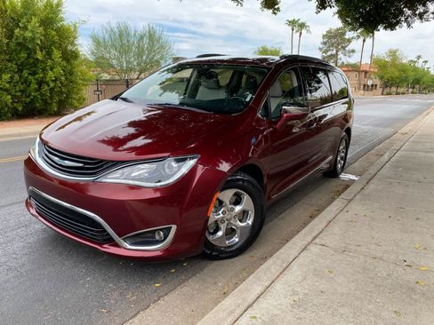Used 2018 Chrysler Pacifica Limited FWD image 5