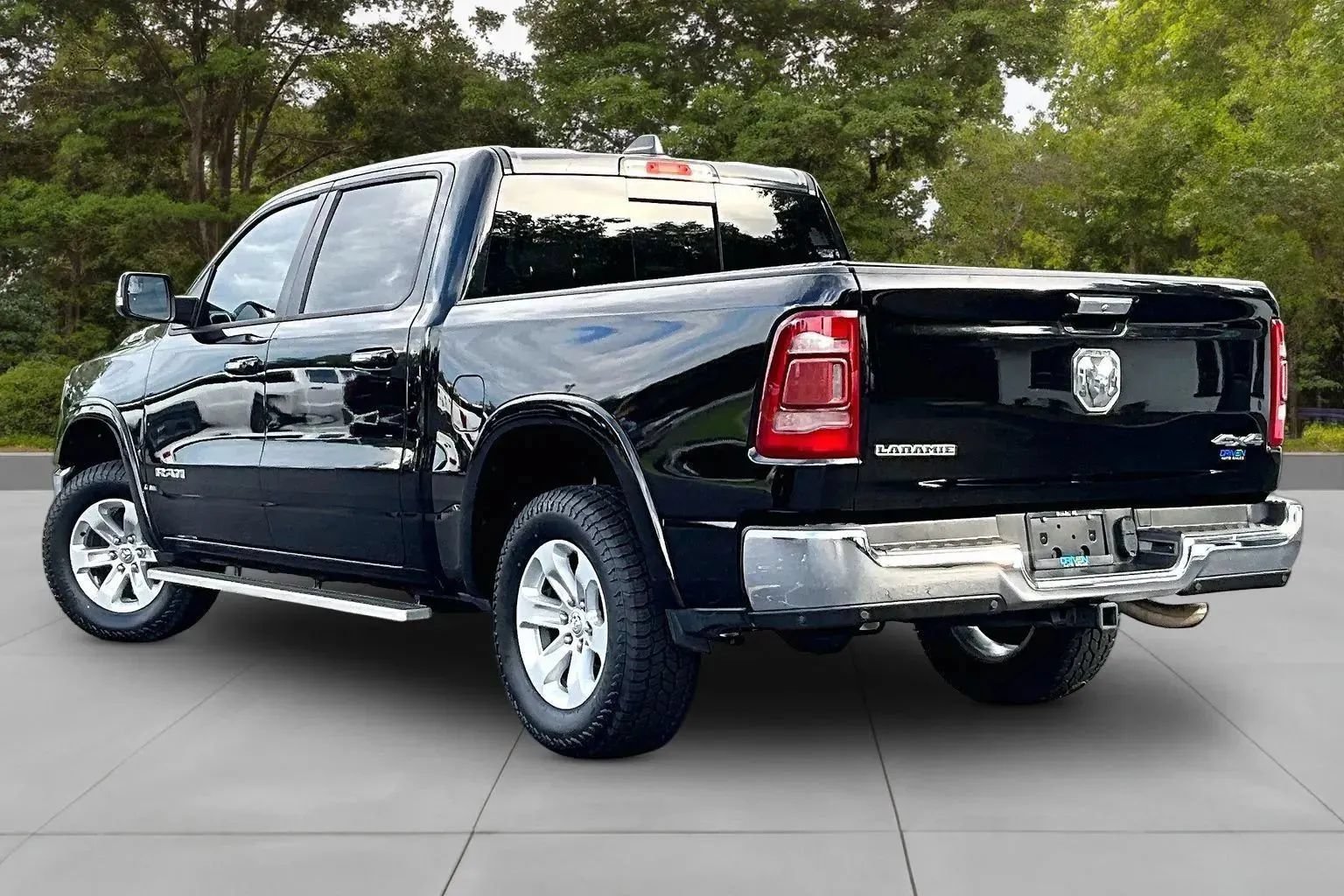 Used 2019 RAM 1500 Laramie AWD/4WD image 12