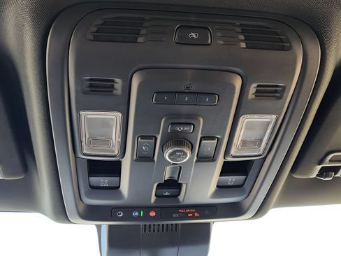 Used 2024 GMC Yukon Denali Ultimate AWD/4WD image 9