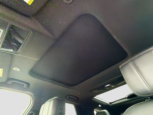 Used 2023 Land Rover Discovery Metropolitan Edition image 28