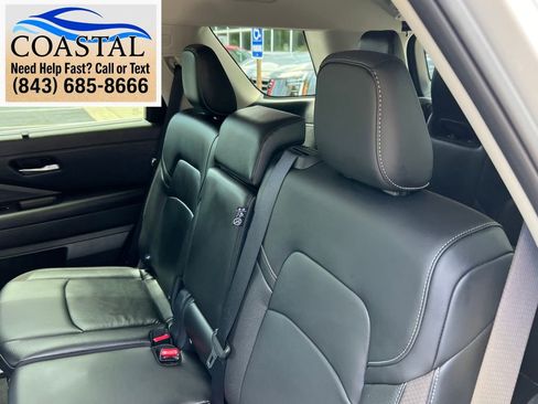Used 2025 Nissan Pathfinder SL FWD image 17
