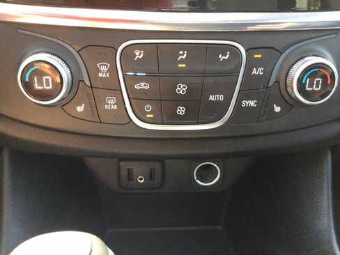 Used 2018 Chevrolet Traverse LT AWD/4WD image 39