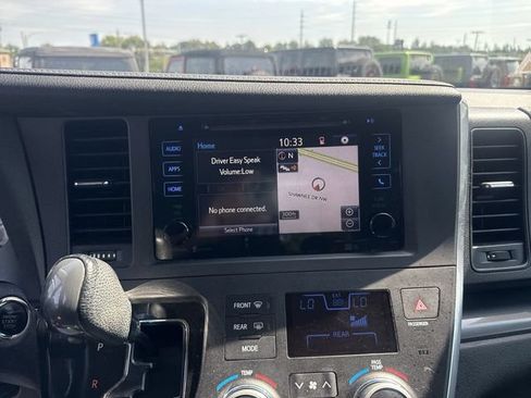 Used 2015 Toyota Sienna SE w/ SE Preferred Package FWD image 16
