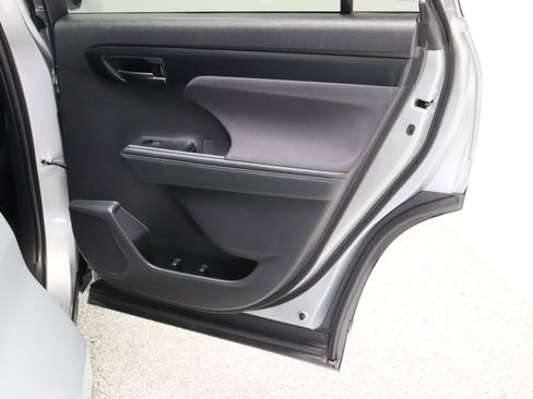 Certified 2025 Toyota Highlander LE FWD image 35
