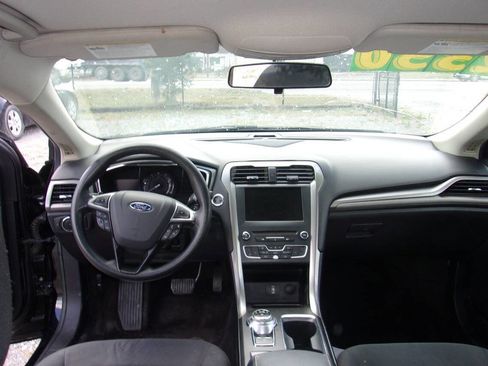 Used 2017 Ford Fusion SE w/ Fusion SE Technology Package FWD image 14