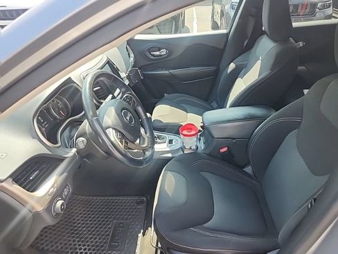 Used 2016 Jeep Cherokee Latitude w/ Cold Weather Group AWD/4WD image 5