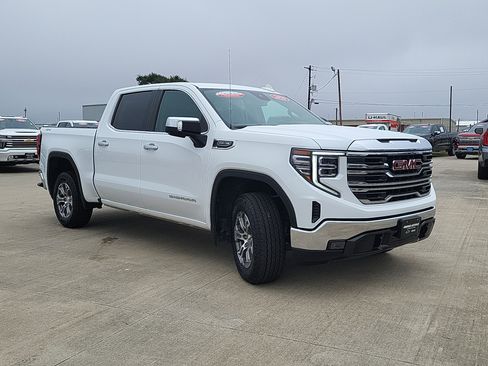 Used 2025 GMC Sierra 1500 SLT image 4