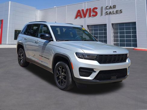 Used 2025 Jeep Grand Cherokee Altitude AWD/4WD image 9