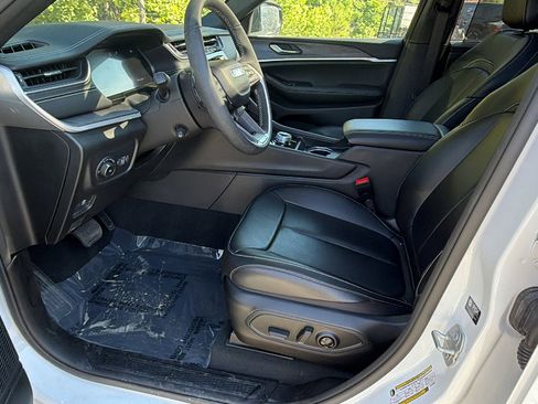 Used 2024 Jeep Grand Cherokee Limited w/ Luxury Tech Group II RWD image 16