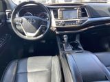 Used 2017 Toyota Highlander XLE image 2