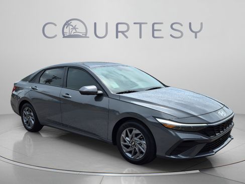 Used 2025 Hyundai Elantra Hybrid FWD image 7
