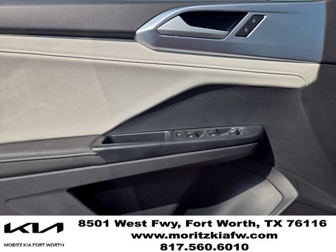 Used 2025 Volkswagen Taos SE FWD image 21