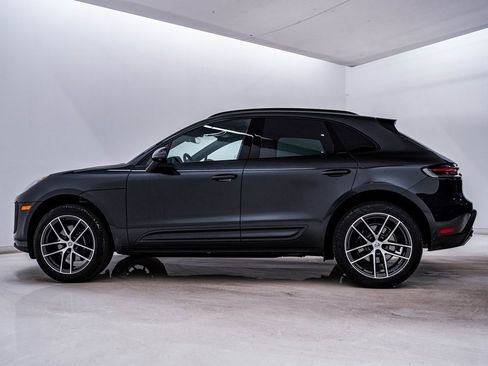 Certified 2025 Porsche Macan image 2