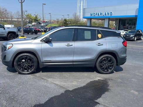 Used 2021 GMC Terrain SLE w/ Driver Convenience Package image 2