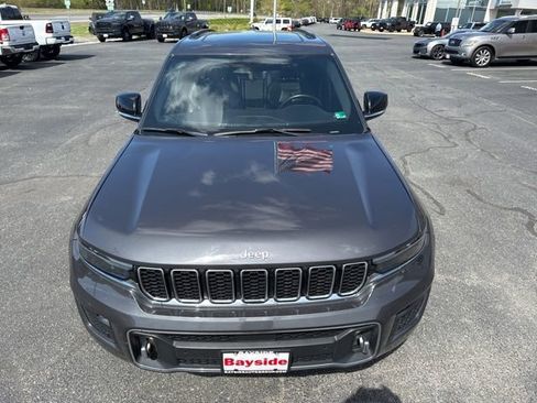 Used 2022 Jeep Grand Cherokee Overland w/ Luxury Tech Group IV AWD/4WD image 28