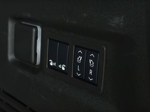 Used 2025 GMC Yukon XL AT4 w/ AT4 Premium Package AWD/4WD image 9