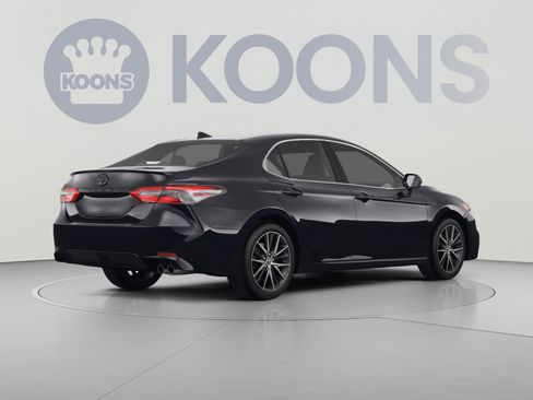 Used 2024 Toyota Camry SE FWD image 4