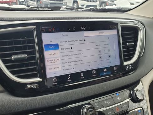 Certified 2024 Chrysler Pacifica Touring-L image 15