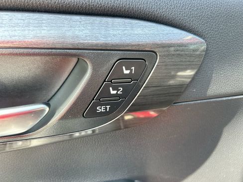 Used 2024 Toyota Highlander Platinum FWD image 13