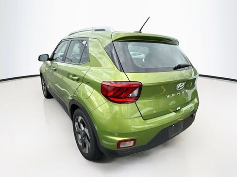 Used 2024 Hyundai Venue SEL FWD image 2
