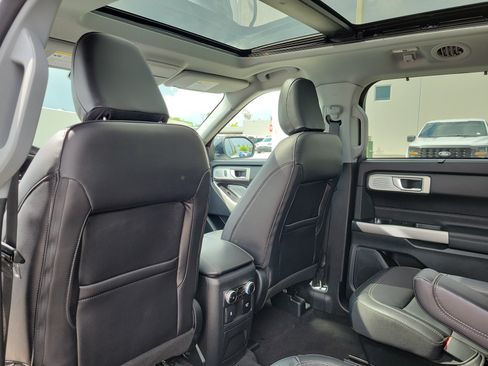 Used 2023 Ford Explorer Limited w/ Limited Technology Package RWD image 14