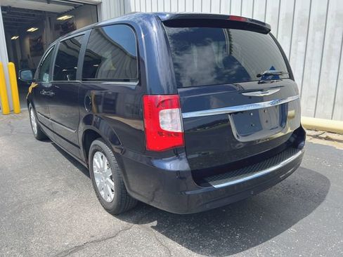 Used 2011 Chrysler Town & Country Touring-L w/ Entertainment Group #2 FWD image 6