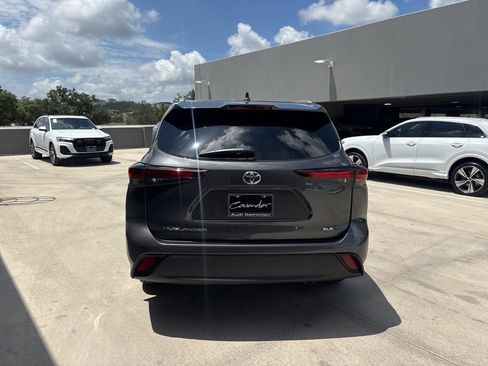 Used 2025 Toyota Highlander XLE FWD image 7