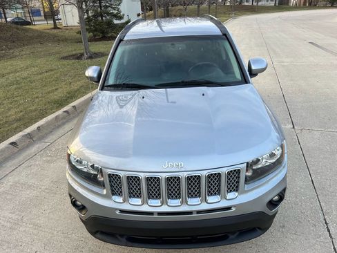 Used 2017 Jeep Compass Latitude image 38