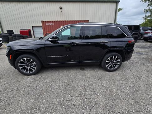 Used 2023 Jeep Grand Cherokee Overland w/ Luxury Tech Group IV AWD/4WD image 3