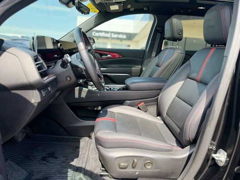 Used 2025 Chevrolet Traverse RS w/ LPO, Floor Liner Package FWD image 9