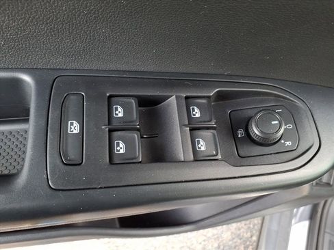 Certified 2023 Volkswagen Taos SE image 12