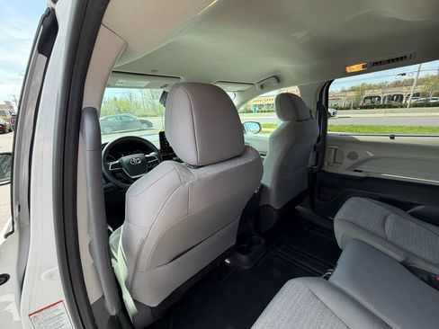 Used 2021 Toyota Sienna LE FWD image 18