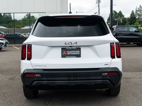 Used 2023 Kia Sorento LX AWD/4WD image 5