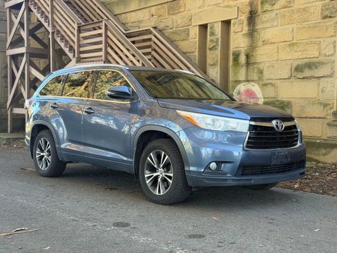 Used 2016 Toyota Highlander XLE image 2