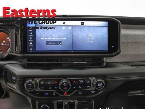 Used 2025 Jeep Wrangler Unlimited Sahara image 12