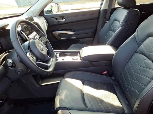 Used 2025 Nissan Pathfinder Platinum w/ Lighting Package (N92) image 15