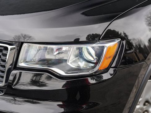 Used 2017 Jeep Grand Cherokee Laredo image 3