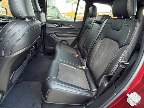 New 2025 Jeep Grand Cherokee Altitude image 21