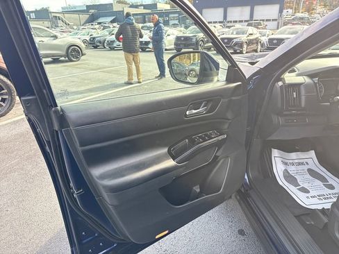 Used 2022 Nissan Pathfinder SV image 11