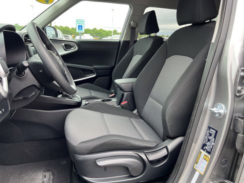Used 2025 Kia Soul LX w/ LX Technology Package FWD image 12