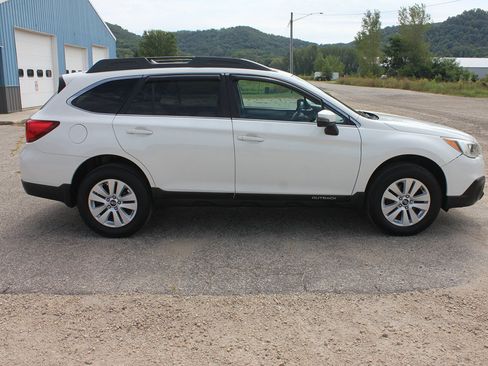 Used 2016 Subaru Outback 2.5i Premium AWD/4WD image 4