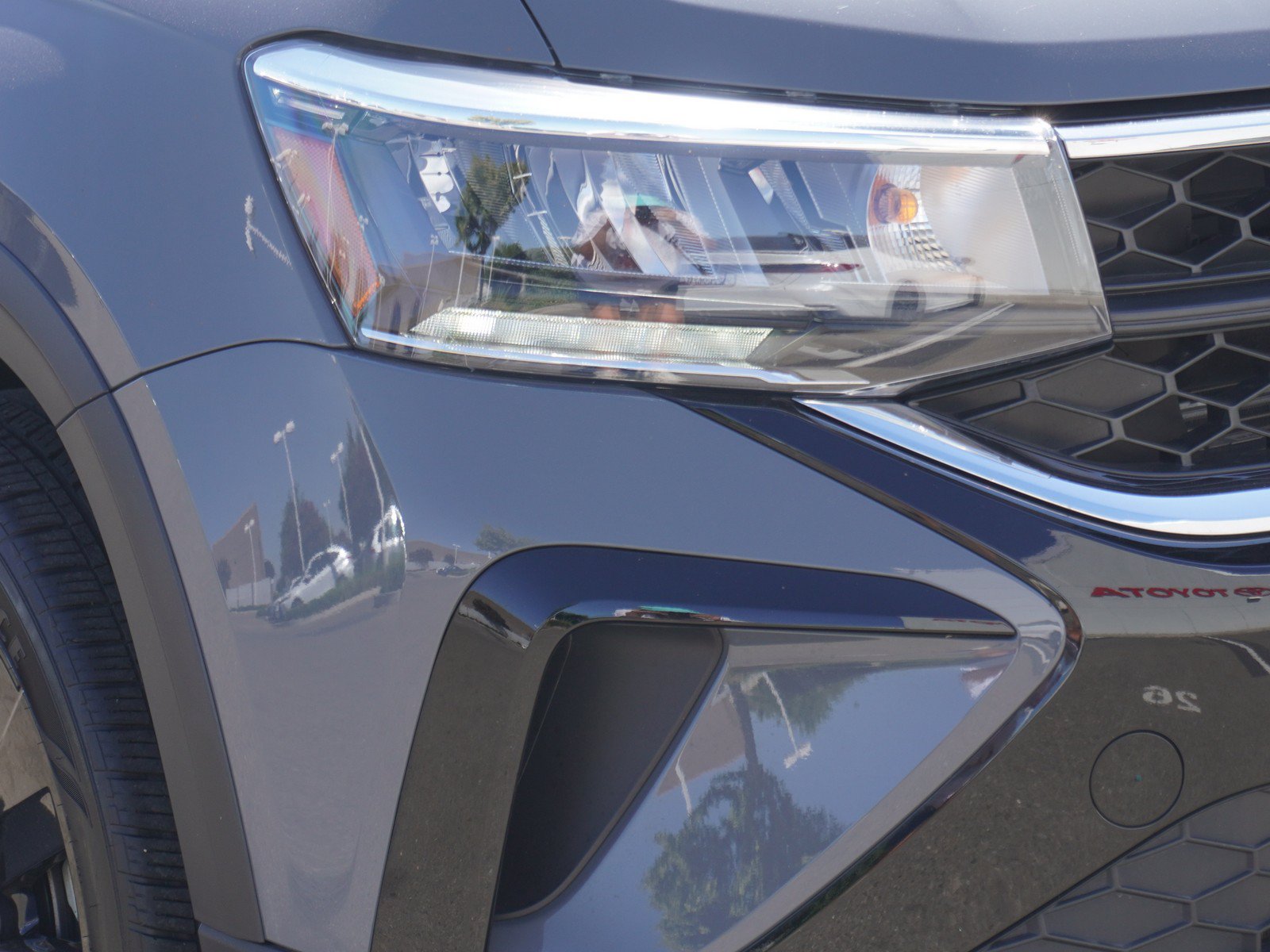 Used 2023 Volkswagen Taos SE FWD image 3