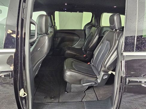 Used 2025 Chrysler Pacifica Select image 32