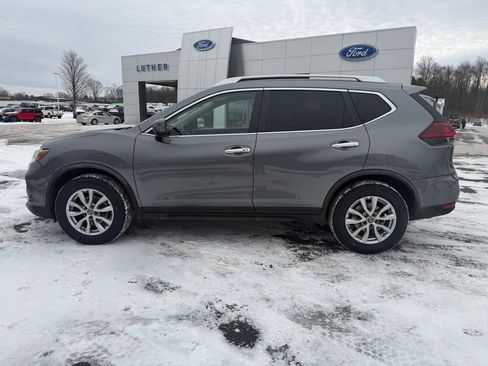 Used 2020 Nissan Rogue SV image 2