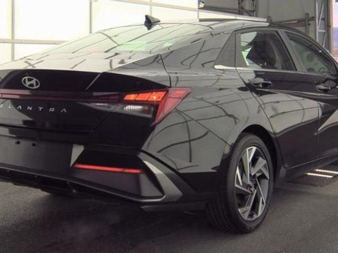 Used 2025 Hyundai Elantra SEL image 3