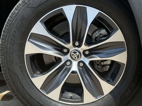 Used 2022 Toyota Highlander XLE FWD image 10