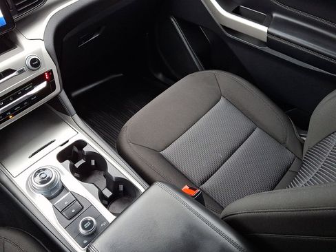 Used 2022 Ford Explorer XLT image 16