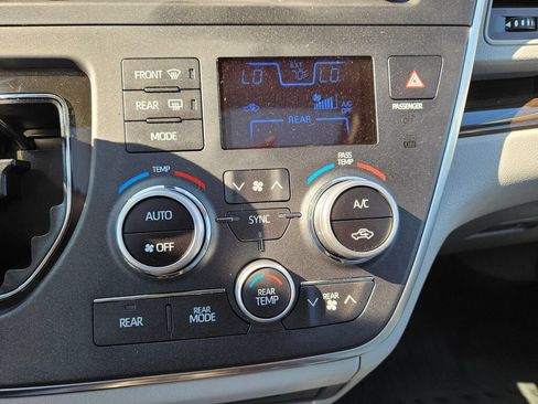 Used 2019 Toyota Sienna XLE w/ XLE Navigation Package AWD/4WD image 27