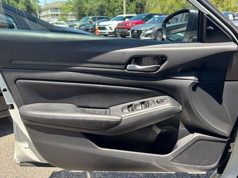 Used 2025 Nissan Altima 2.5 SV FWD image 18